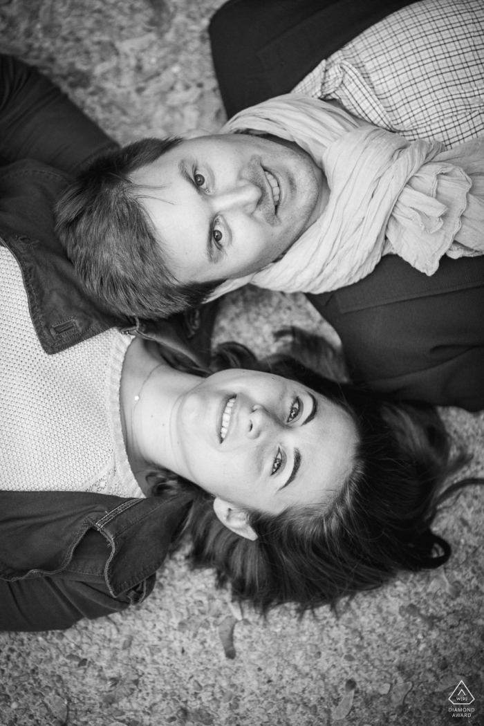 Pareja de Lyon en el suelo: retratos previos a la boda en blanco y negro y en vertical.