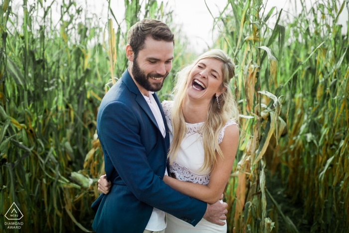 Pareja recién comprometida en los campos de maíz cerca de Lyon, Francia por sus retratos previos a la boda