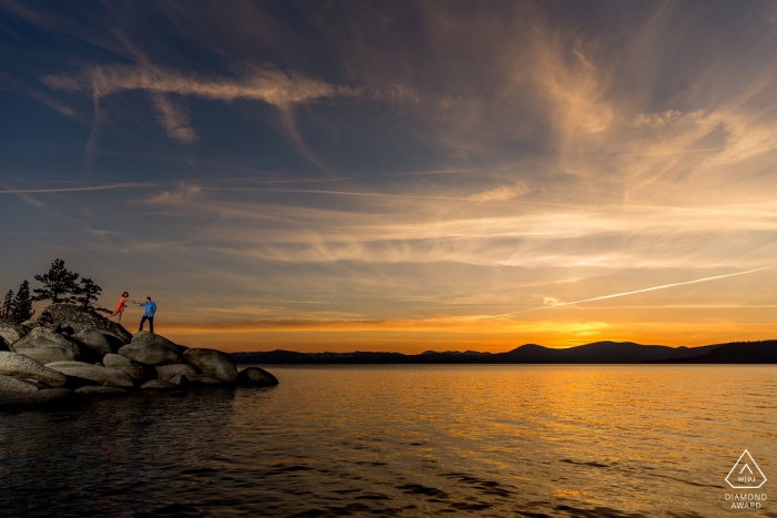 Sesja zaręczynowa South Lake Tahoe o zachodzie słońca - Pomóż skałom o zachodzie słońca