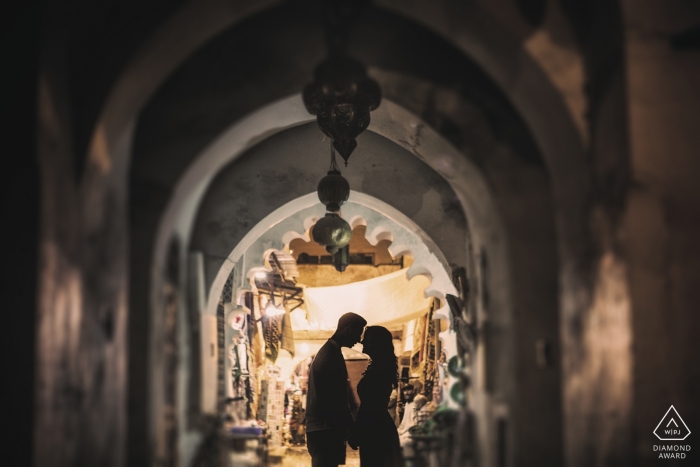 Autor zdjęcia: <a href="https://www.wpja.com/photos/diamond-award-top-wedding-engagement-photographer/2441791"> Luca Fabbian - Schio Vicenza Marrakesz, portrety zaręczynowe Maroka - Pre ślubna sesja nocą w Marrakeszu