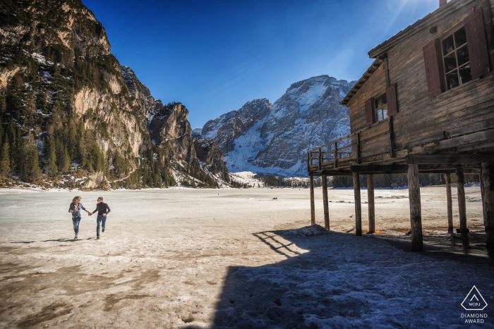 Autor zdjęcia: <a href="https://www.wpja.com/photos/diamond-award-top-wedding-engagement-photographer/2441801"> Luca Fabbian - Schio Vicenza Jeziorny Braies, Dolomity, Włochy - Pre ślub pary portreta krótkopęd na lodowatym jeziorze