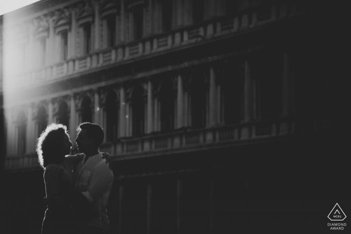 un portrait romantique à Venise avec un couple nouvellement fiancé - photographie en noir et blanc avant le mariage