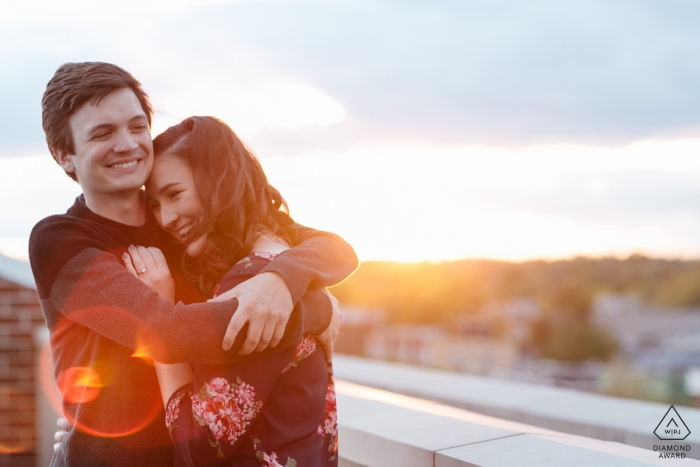 Servizio fotografico di fidanzamento a Washington DC - fotografo: Abbiamo aspettato qualche minuto per vedere il tramonto quella notte, nella parte superiore del loro edificio.