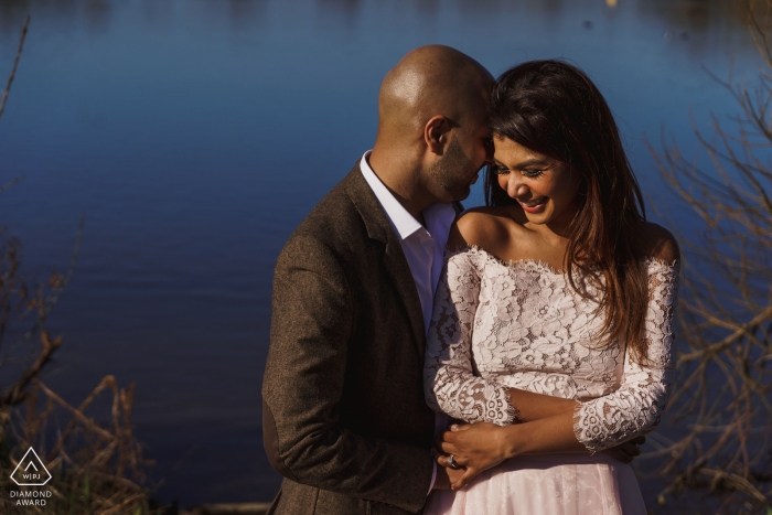 Tournage de pré mariage à Londres | eaux calmes derrière ce couple amoureux