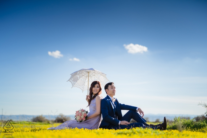 Photos d'engagement de Bakersfield, Californie | Sous le ciel, assis sur l'herbe Avec un parasol