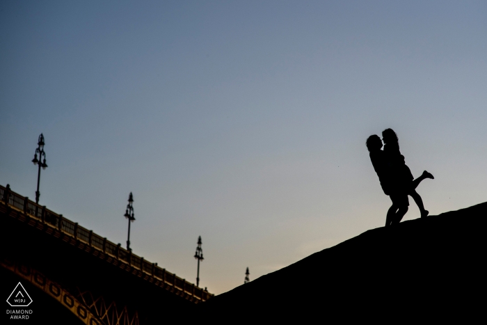 Photo by: <a href="https://www.wpja.com/photos/diamond-award-top-wedding-engagement-photographer/2440551">Melinda Guerini Temesi - Budapest Budapest Silhouette portraits | Engagement photo session in Budapest