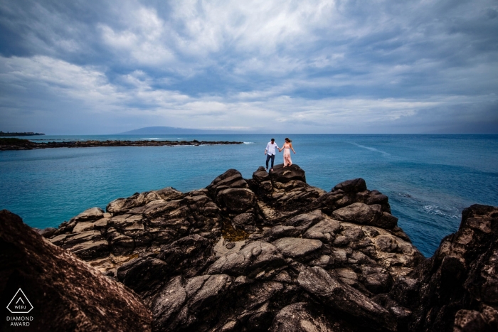 Kapalua, sessão de retrato de noivado de Havaí - casal nas rochas sobre a Cliffhouse em Maui, Havaí