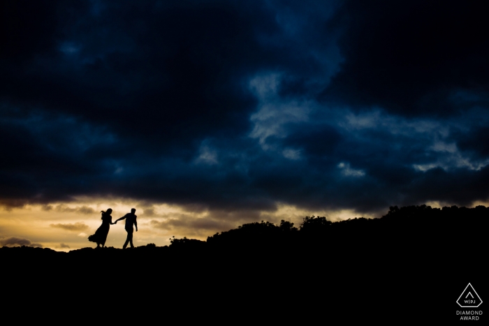 Foto por: <a href="https://www.wpja.com/photos/diamond-award-top-wedding-engagement-photographer/2454581"> Angela Nelson - Makawao Hawaii Sesión de fotografía de Wailea, Maui, Hawaii - Pareja en las rocas de lava