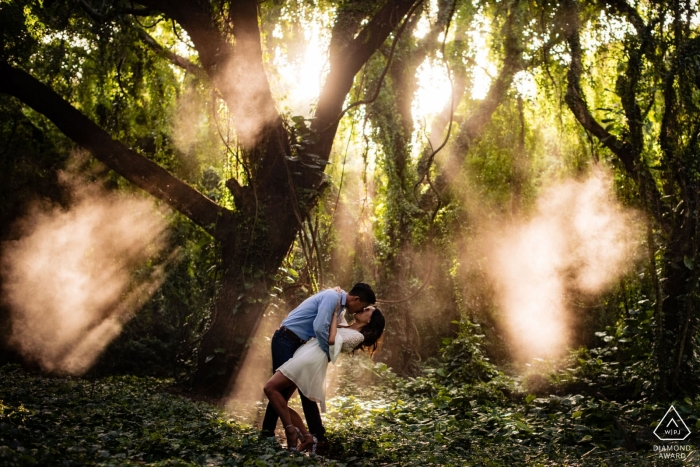 Kapalua, Hawaii Engagement Photography - Coppia nella giungla con i raggi del sole che passa attraverso gli alberi