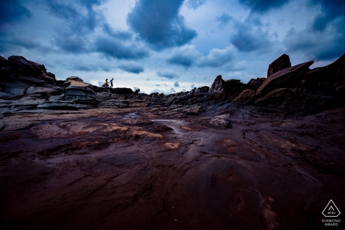 Photos de fiançailles sur une ancienne coulée de lave à Kapalua, Maui