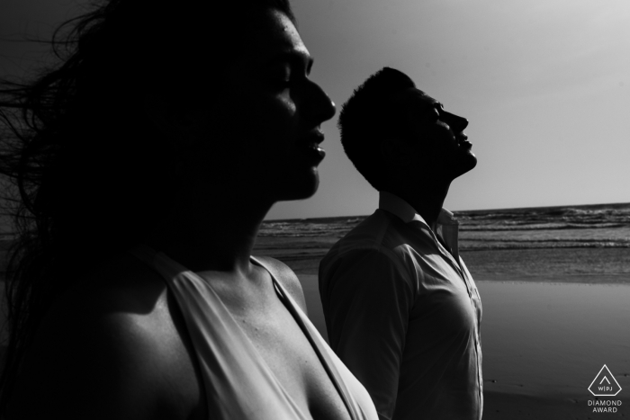 Retratos pré-casamento em preto e branco pela praia em Mumbai