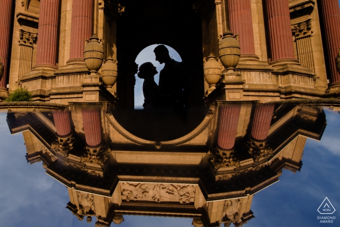 Photo: <a href="https://www.wpja.com/photos/diamond-award-top-wedding-engagement-photographer/2456251"> Raymond Nguyen - Sacramento en Californie Photo d'engagement d'un couple dans le reflet d'un immeuble à San Francisco.