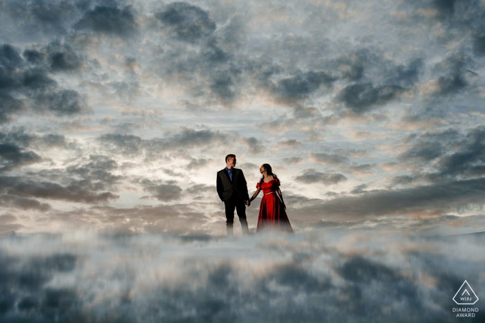 Photo: <a href="https://www.wpja.com/photos/diamond-award-top-wedding-engagement-photographer/2456266"> Raymond Nguyen - Sacramento en Californie Photo de fiançailles d'un couple créé pour avoir l'air de se tenir sur des nuages à San Francisco.