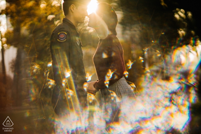 Foto door: <a href="https://www.wpja.com/photos/diamond-award-top-wedding-engagement-photographer/2456281"> Raymond Nguyen - Sacramento California Betrokkenheidsportret van een jong paar ongeveer om met gebleekt zonlicht in San Francisco te kussen.