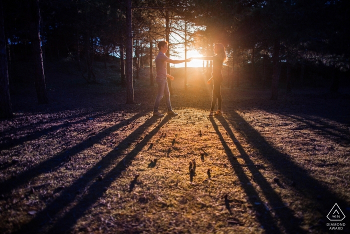 Foto por: <a href="https://www.wpja.com/photos/diamond-award-top-wedding-engagement-photographer/2456391"> Florent Fauqueux - La Rochelle Foto de compromiso de una pareja bailando durante su sesión mientras el sol se pone en Ile de Ré, Francia.