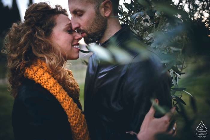 照片提供:<a href="https://www.wpja.com/photos/diamond-award-top-wedding-engagement-photographer/2456506">MirkoVegliò - Foligno Perugia 一起站立在綠葉中的夫婦的一張甜訂婚照片在阿西西,意大利。
