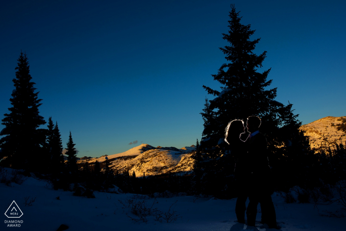 Foto di: <a href="https://www.wpja.com/photos/diamond-award-top-wedding-engagement-photographer/2457551"> Justin Edmonds - Denver Colorado Una coppia si staglia mentre il sole tramonta sul Santuario Pass a Vail Colorado durante la loro sessione di fidanzamento autunnale