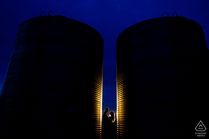 Sessão de fotos Dodd Lake Rural noivado entre um par de silos em uma fazenda em Boulder, Colorado