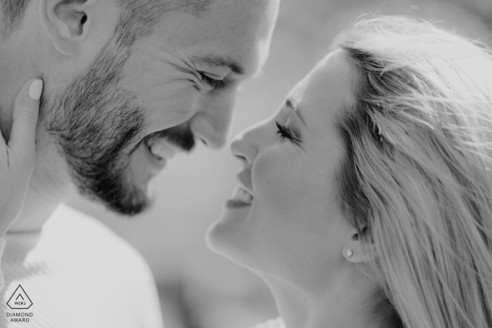 Foto door: <a href="https://www.wpja.com/photos/diamond-award-top-wedding-engagement-photographer/2459586"> Ashley Davenport - Castle Dongington Derbyshire Het vertrouwelijke de engelingsportret van Londen in zwart-wit en close-up