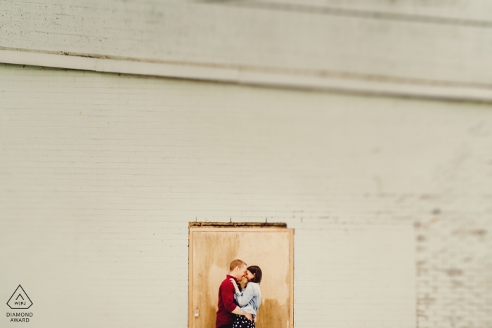 Foto di: <a href="https://www.wpja.com/photos/diamond-award-top-wedding-engagement-photographer/2459621"> Ashley Davenport - Castello Dongington Derbyshire London Pre-Wedding Engagement Photography - Coppia in piedi nel telaio della porta con inclinazione