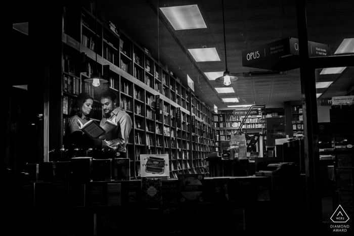 Sessione fotografica di fidanzamento di Washington DC Book Lovers Paradise