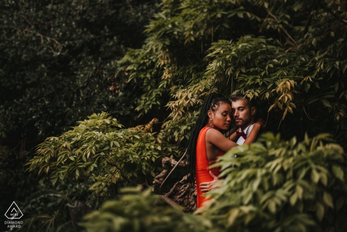 Florence Garden of Rose Elopement Sessione tra gli alberi di Firenze