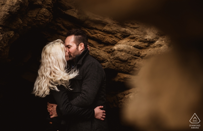 Saunton Sands, Devon Fotografía de compromiso antes de la boda - Un abrazo en una cueva