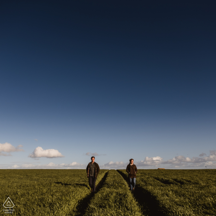 Broadchalke, sessão de retrato de noivado de Wiltshire com Big Skies e cevada, Wiltshire Downs