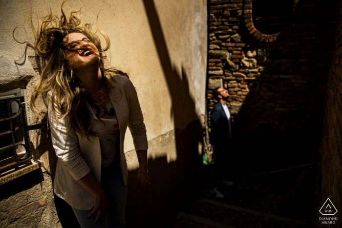 Photo de fiançailles incorporant des ombres uniques alors que la mariée jette ses cheveux dans Scilla.