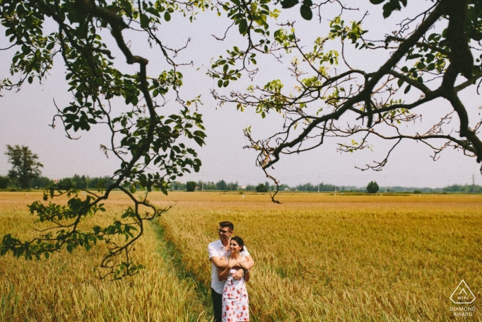 Hoi An Verlobungsfotografie vor der Hochzeit – Liebe im Reisfeld