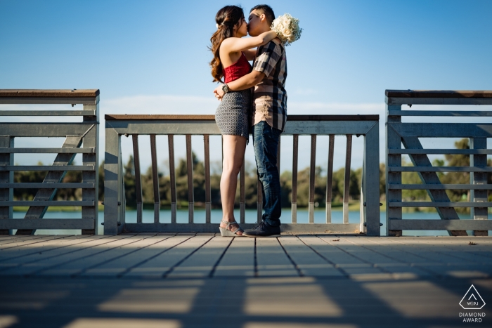 Foto: <a href="https://www.wpja.com/photos/diamond-award-top-wedding-engagement-photographer/2464786"> Leo Do - Gardena, Kalifornien California Engagement Portrait auf dem Dock am Wasser.