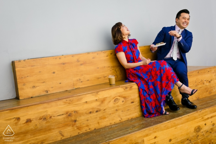 Portrait de fiançailles à Venice en Californie avec un couple qui rit au petit-déjeuner