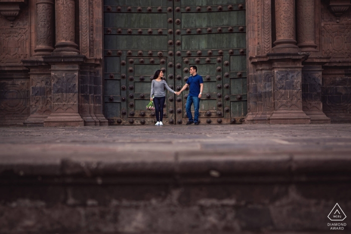 Cusco, Perú Sesión fotográfica de compromiso con una pareja en Cusco, Perú, frente a la catedral en la Plaza de Armas