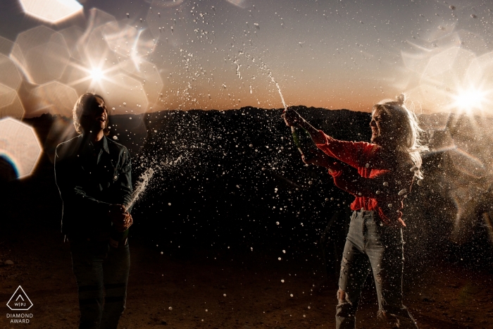 Foto door: <a href="https://www.wpja.com/photos/diamond-award-top-wedding-engagement-photographer/2465181"> Courtney Larson - Phoenix Arizona Glendale, AZ Lit Engagement PhotoShoot at Night met een paar knallende champagne