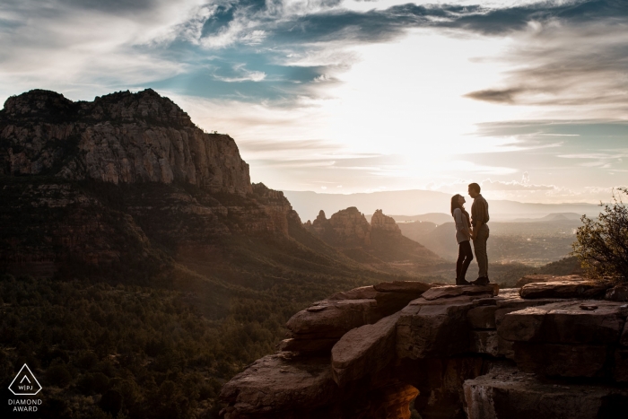 Sedona, AZ Verlobungsfotografie – Paar auf einem Berggipfel in Sedona