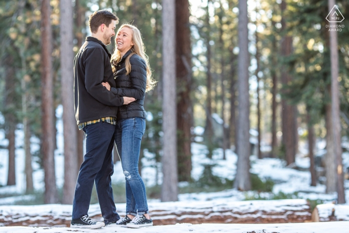 South Lake Tahoe Zimowe portrety zaręczynowe - Szczęśliwe w lesie