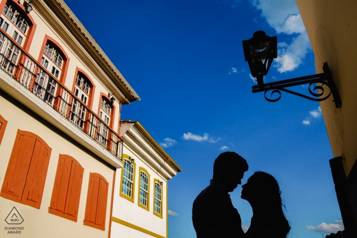 La sessione di ritratti di fidanzamento di Ouro Preto ha catturato la coppia come silhouette contro un cielo blu brillante