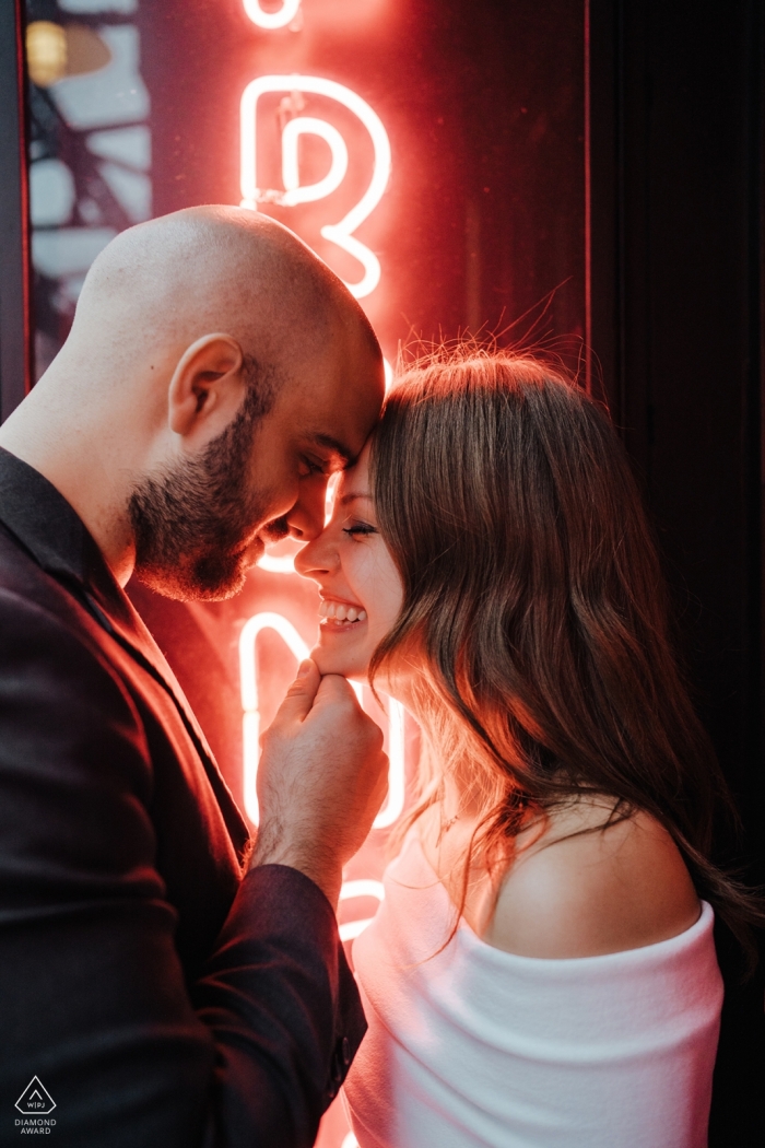 Soho, Nyc Engagement Photographer: "Uscire a Soho e semplicemente amarsi l'un l'altro. Questi due sono una miscela culturale di amore e risate. Lui è israeliano, lei è russa. Vivono entrambi a New York."