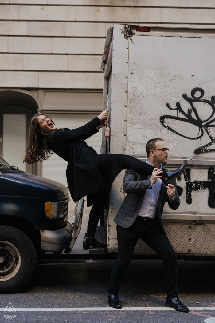 5th Av, NYC Engagement Photographer: „Wir miłości i szalonej energii. Chcieli zrobić sesję zdjęciową na zaręczyny, która odzwierciedlałaby to,„ nie standard ”.