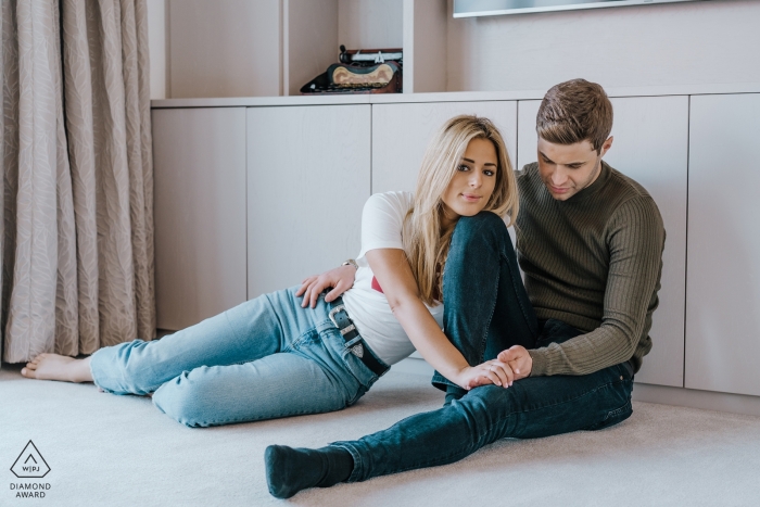 Cette séance photo de fiançailles de Mill Hill, à Londres, s'est déroulée dans la maison des couples alors qu'ils étaient assis dans des vêtements décontractés