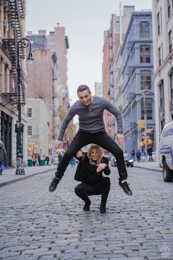 Este juguetón retrato de compromiso de la novia y el novio jugando al salto fue capturado en las calles empedradas de Chelsea, Nueva York.