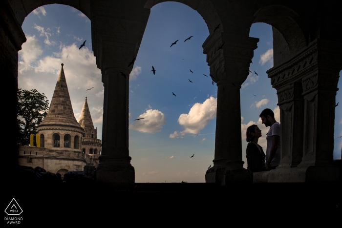 Sesión de fotos de compromiso de Budapest con una pareja encantadora en el Bastión de los pescadores