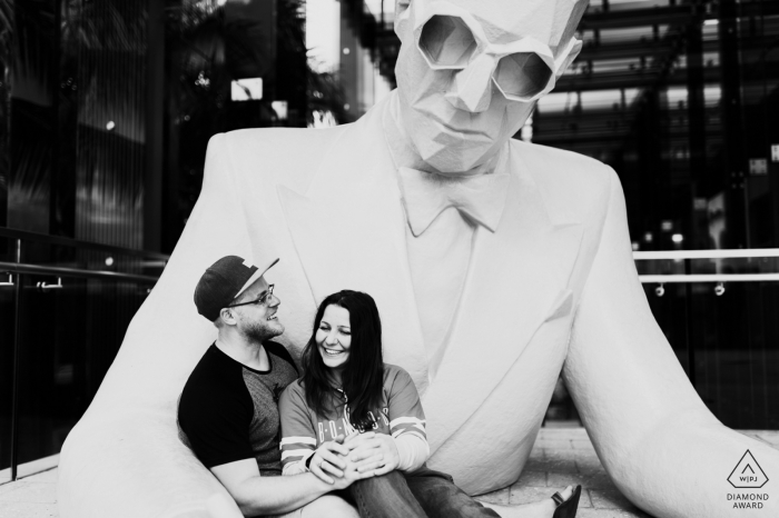 Foto di: <a href="https://www.wpja.com/photos/diamond-award-top-wedding-engagement-photographer/2470626"> Lukas Guillaume - Miami Florida Fidanzamento a Miami Design District, FL con una scultura