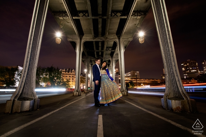 Ritratto di fidanzamento di Parigi, Francia con effetto luce con auto sotto il famoso ponte Bir Hakeim (film Inception)