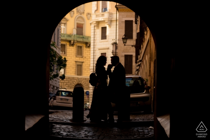 Foto von: <a href="https://www.wpja.com/photos/diamond-award-top-wedding-engagement-photographer/2472571"> Massimiliano Esposito - Orvieto Terni Rom - S.Peter.- Italien Verlobungsshooting - Paar Silhouette unter dem Bogen.
