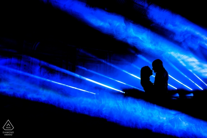 Foto door: <a href="https://www.wpja.com/photos/diamond-award-top-wedding-engagement-photographer/2472836"> Alessandro Colle - Massa Massa-Carrara Een koppelsilhouetten worden gevangen in het mistige blauwe licht in deze Toscaanse verlovingsfotosessie