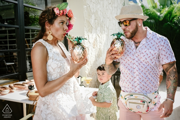 Photo: <a href="https://www.wpja.com/photos/diamond-award-top-wedding-engagement-photographer/2472866"> Adeline Leonti - Montréal Québec Playa del Carmen, Mexique - les futurs mariés sirotent des boissons servies dans des ananas dorés lors de cette séance de fiançailles