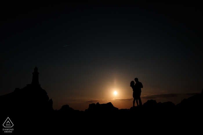 Corbiere Lighthouse, St Brelades, Jersey, CI Portrait de fiançailles - Un silhoutte d'un couple de fiancés