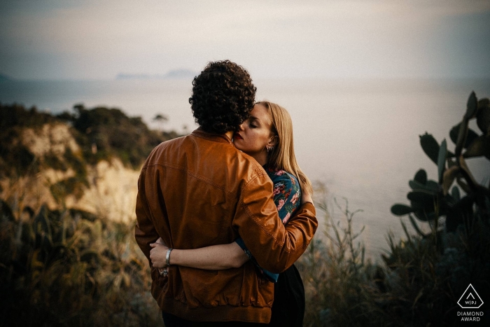 Foto por: <a href="https://www.wpja.com/photos/diamond-award-top-wedding-engagement-photographer/2474521"> Luigi Reccia - Napoli Napoli Reserva Natural Gaiola, Retrato de Compromiso de Napoli - Una sesión de fotos íntima tomada en la parte más salvaje de Napoli