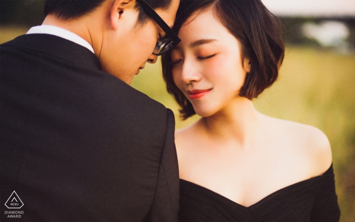 Guangdong - Paar lehnt die Stirn aneinander und schließt friedlich die Augen in dieser Portrait-Sitzung vor der Hochzeit